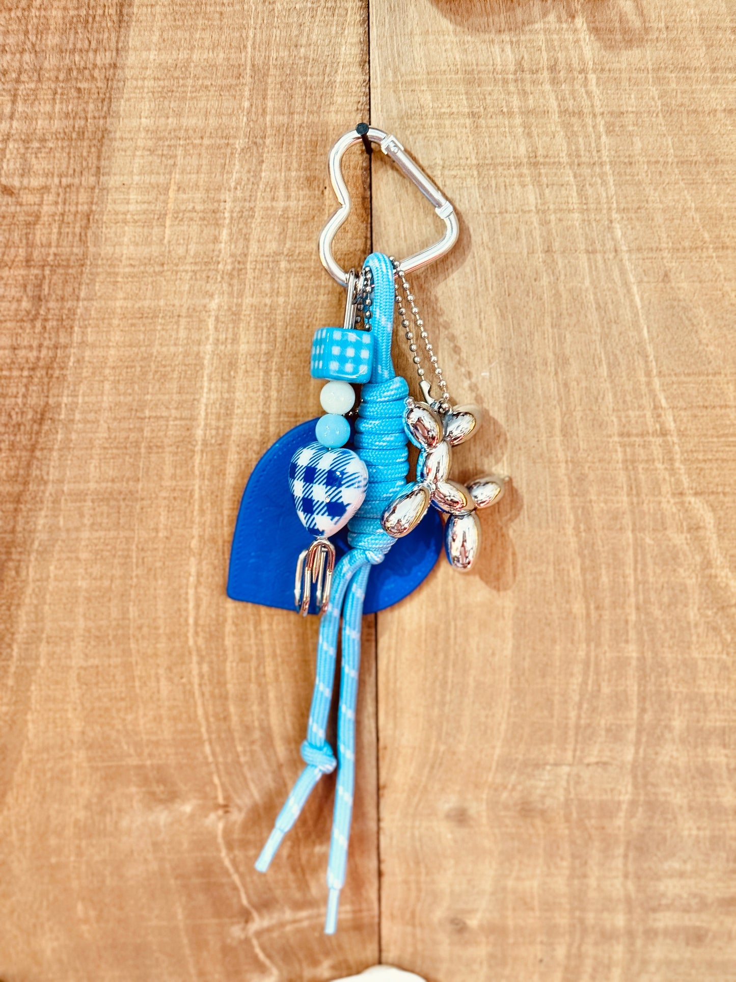 Colgante de bolso azul con perrito globo plateado Les Trouvailles de Tolède