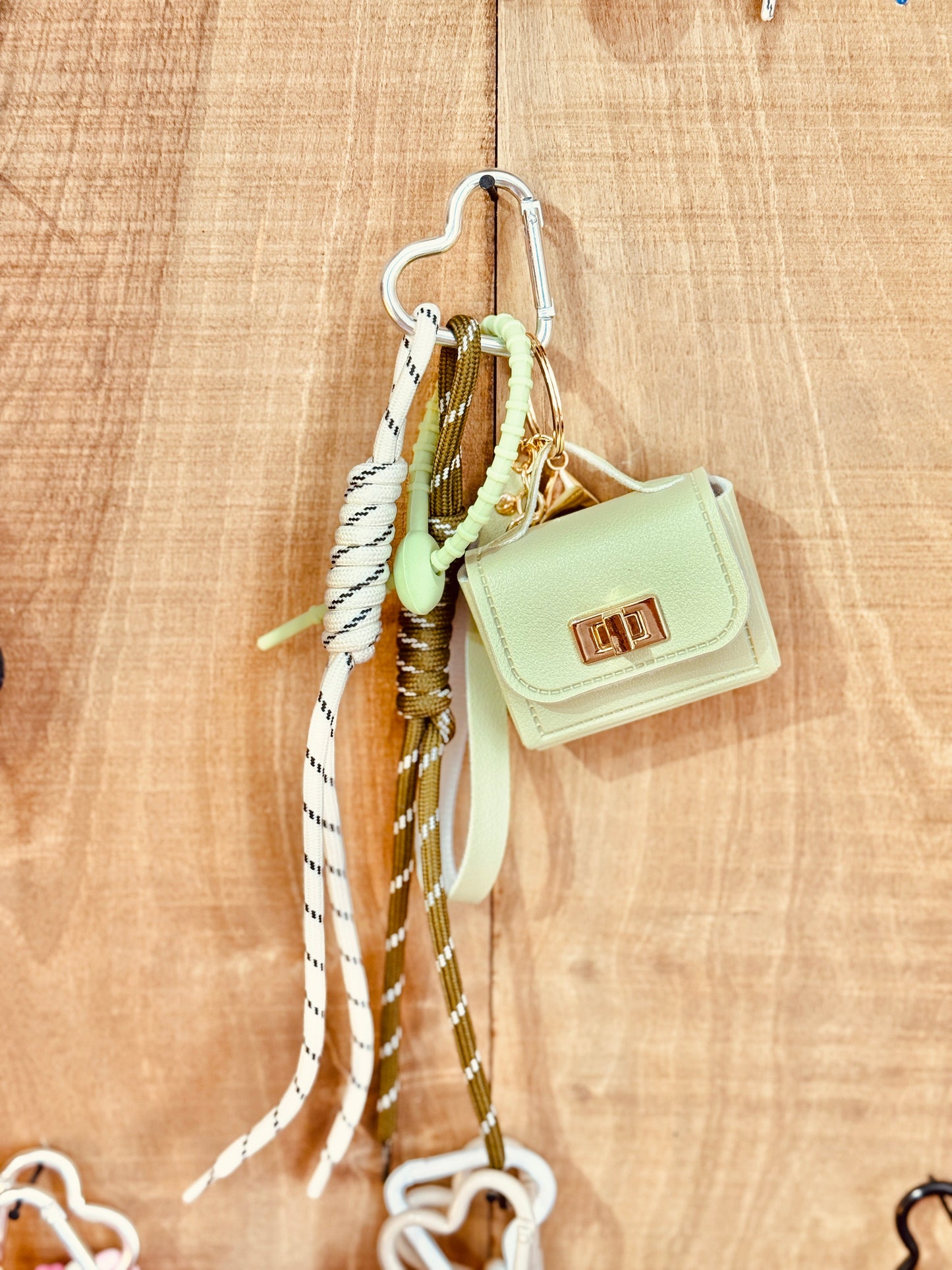 Colgante de bolso mini-bolso verde pastel Les Trouvailles de Tolède