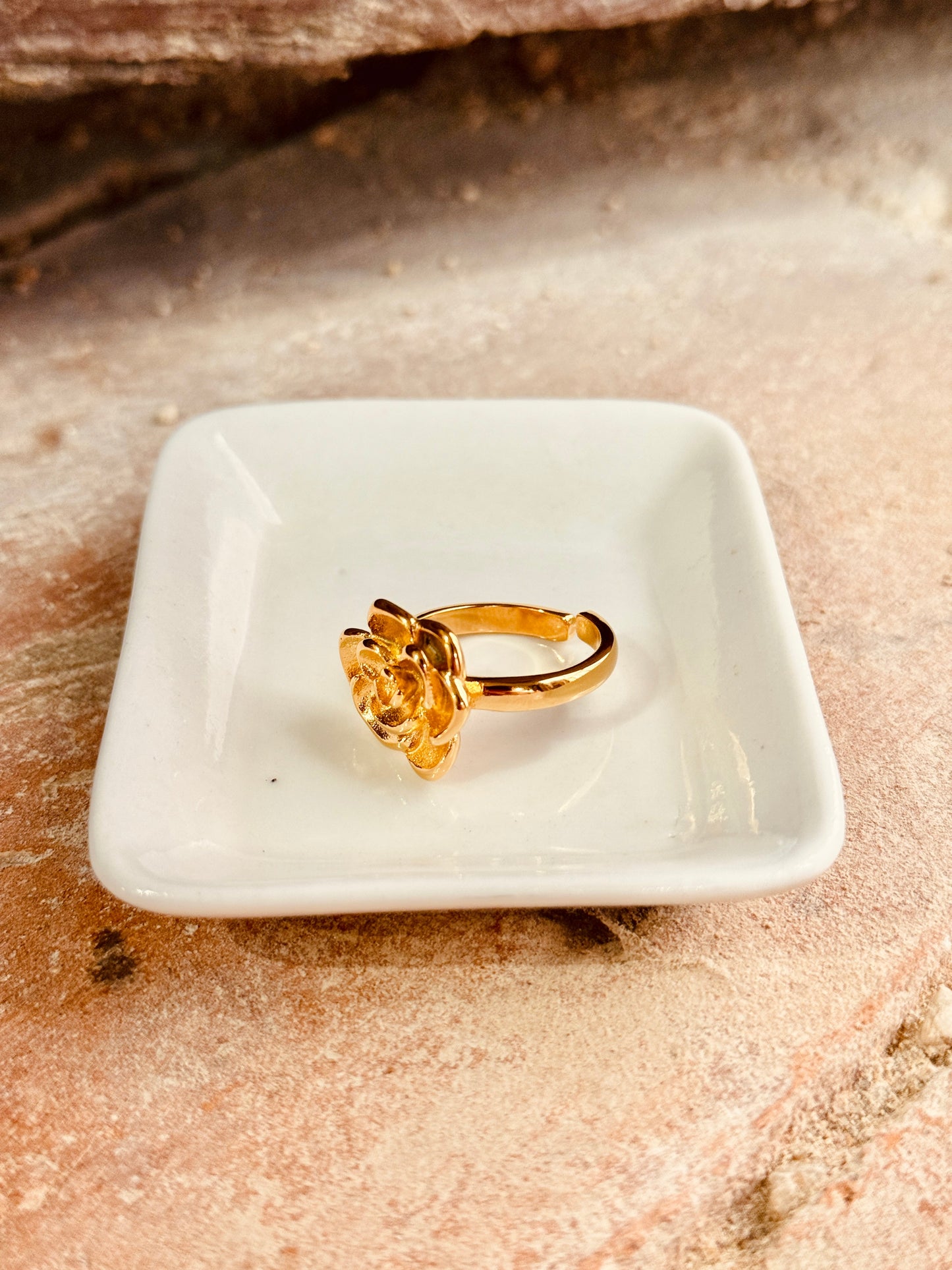 Anillo Rosa – Acero inoxidable dorado Les Trouvailles de Tolède