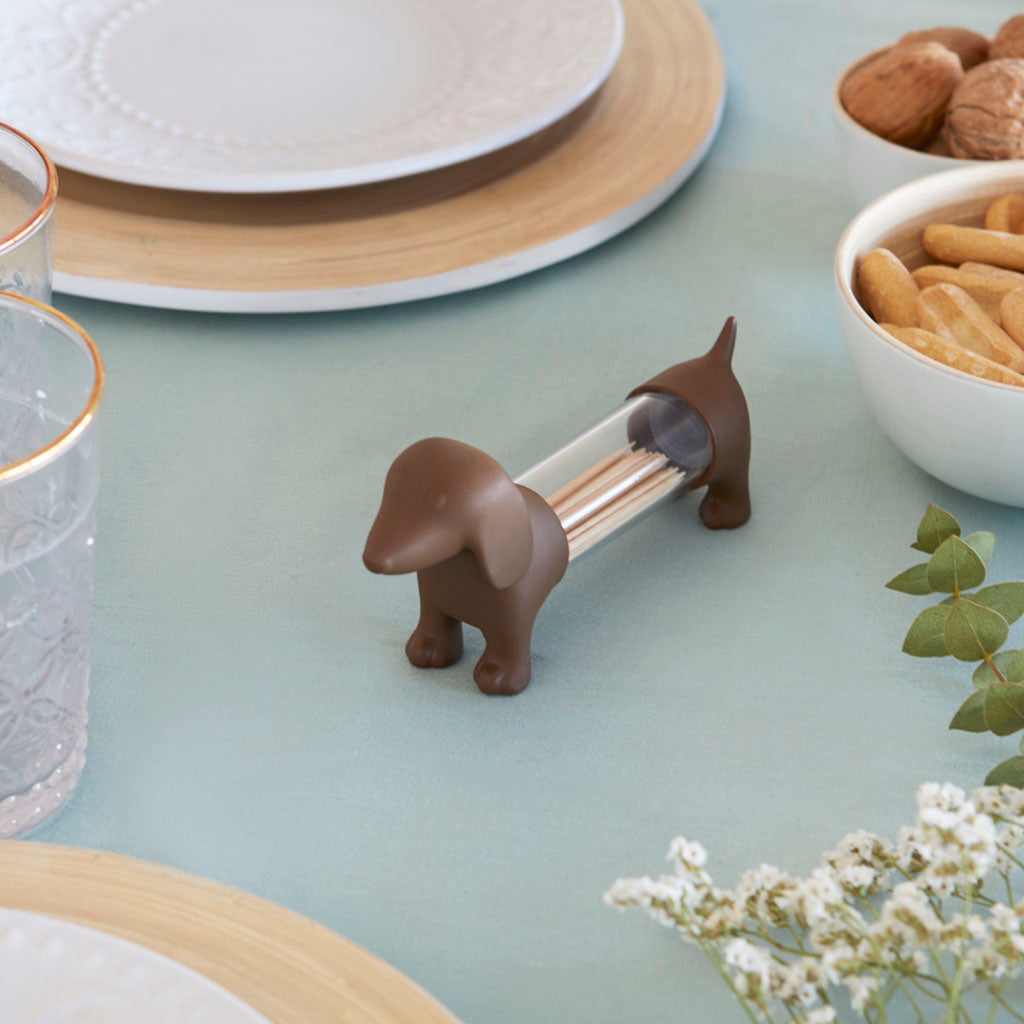 Porte-cure-dents en forme de teckel brun, salière et poivrière