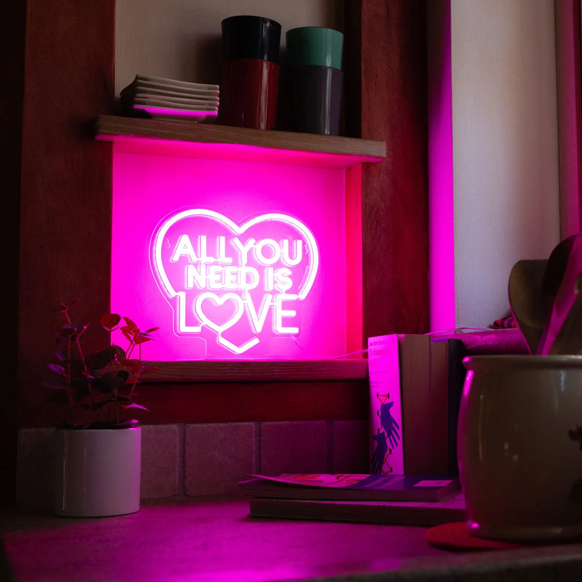 Lampe LED Effet Néon – All You Need Is Love - LEGAMI