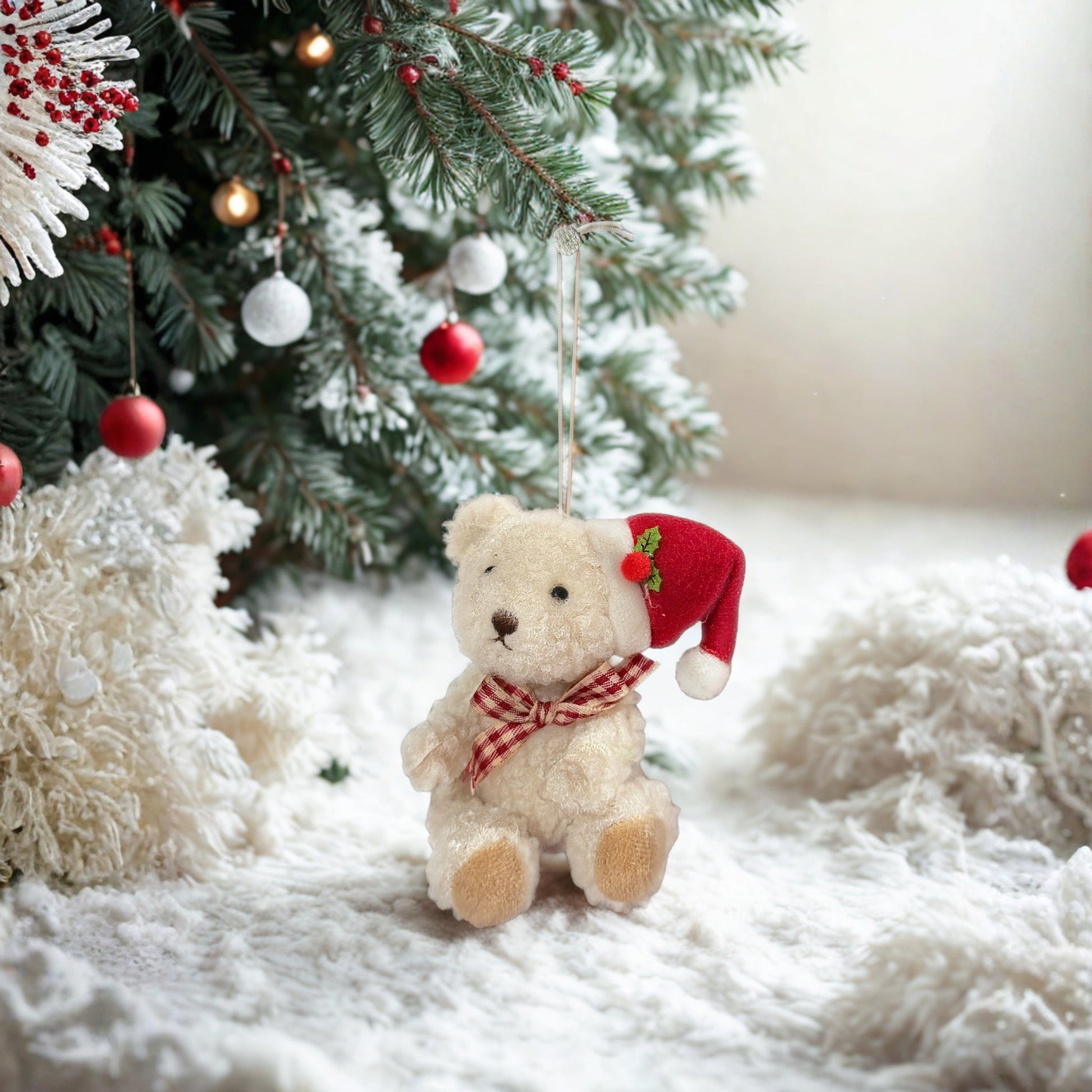 Adorno de Navidad – Osito blanco con gorro navideño Les Trouvailles de Tolède