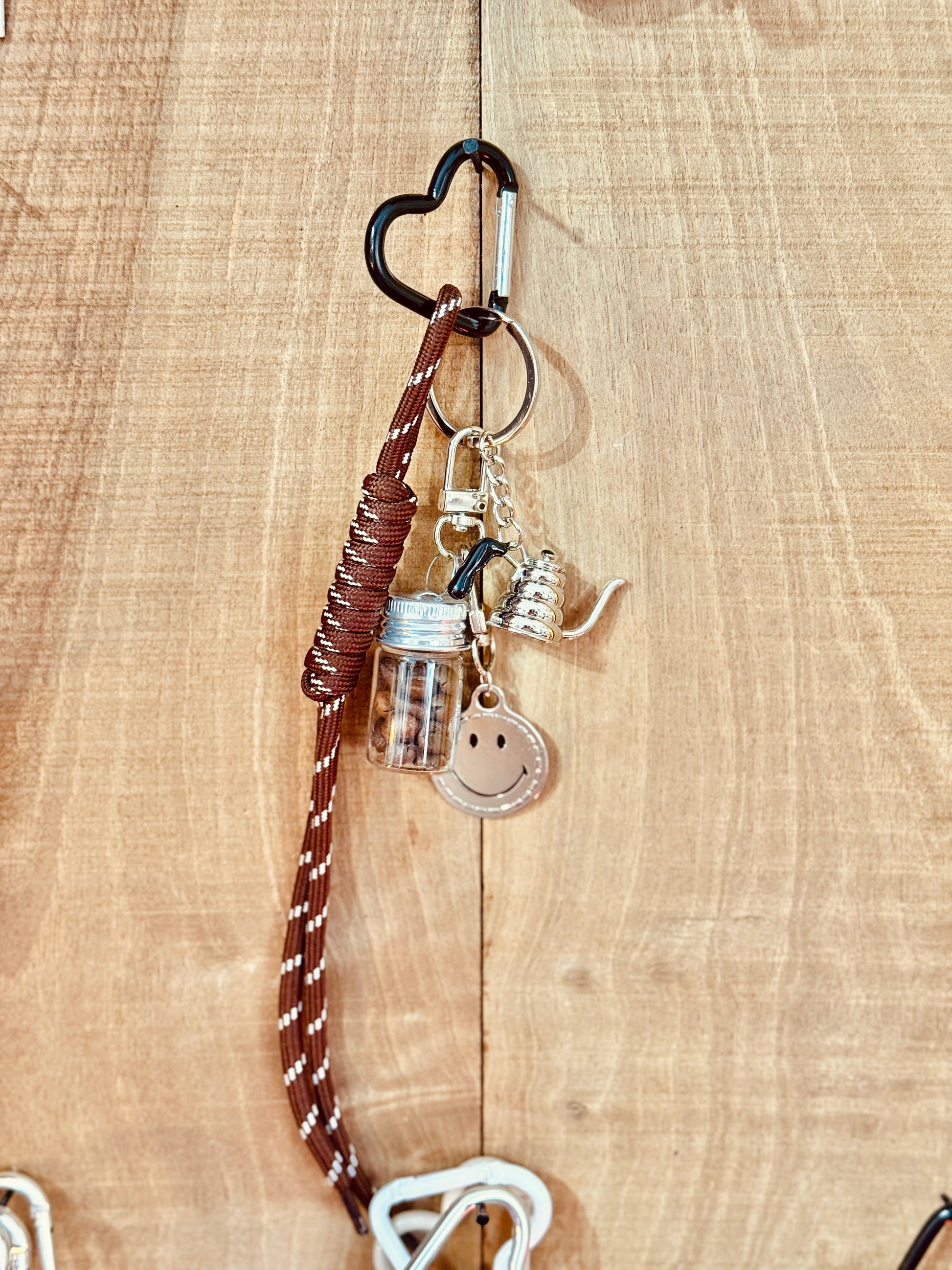 Colgante de bolso marrón con charms divertidos Les Trouvailles de Tolède