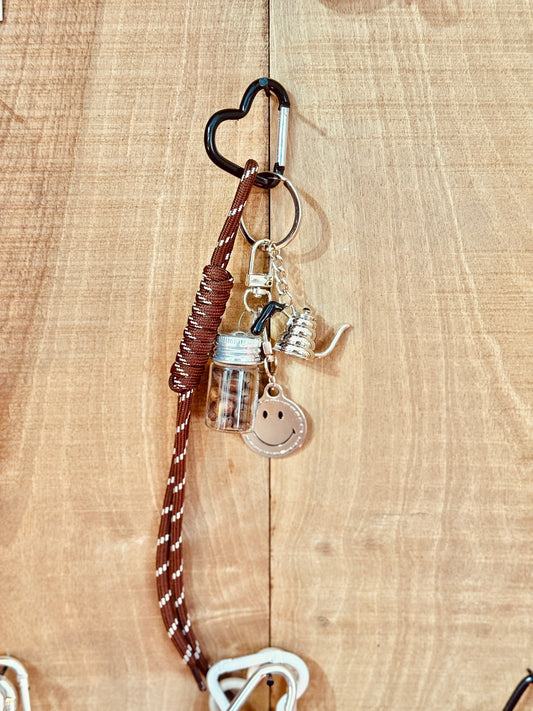 Colgante de bolso marrón con charms divertidos Les Trouvailles de Tolède