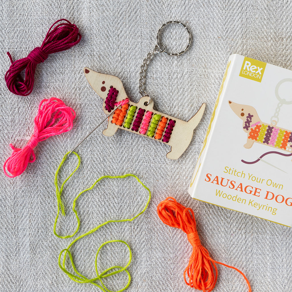 Kit “Cose tu propio llavero de madera” – Perro salchicha Les Trouvailles de Tolède