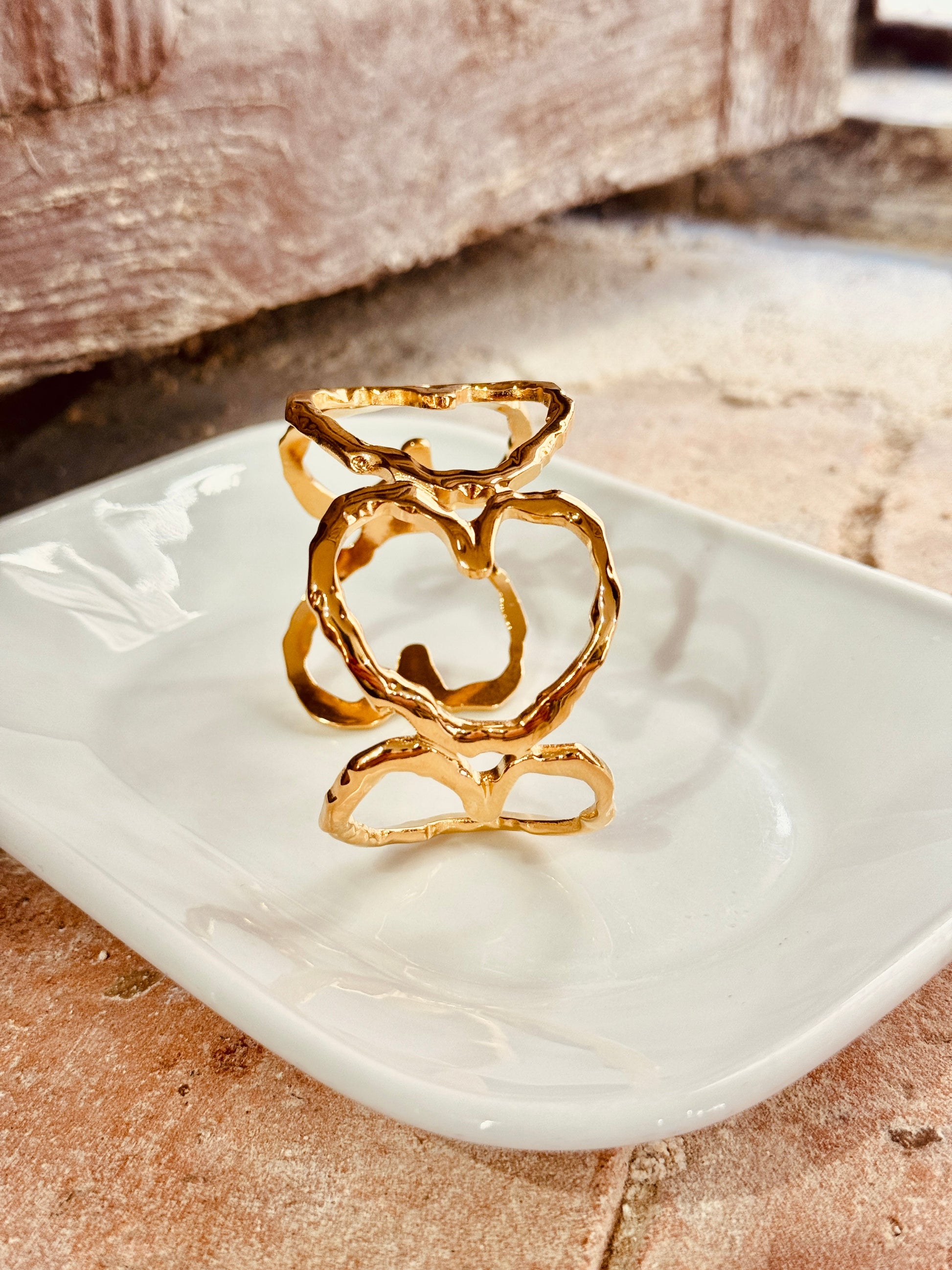 Brazalete de acero inoxidable dorado – Corazones entrelazados Les Trouvailles de Tolède