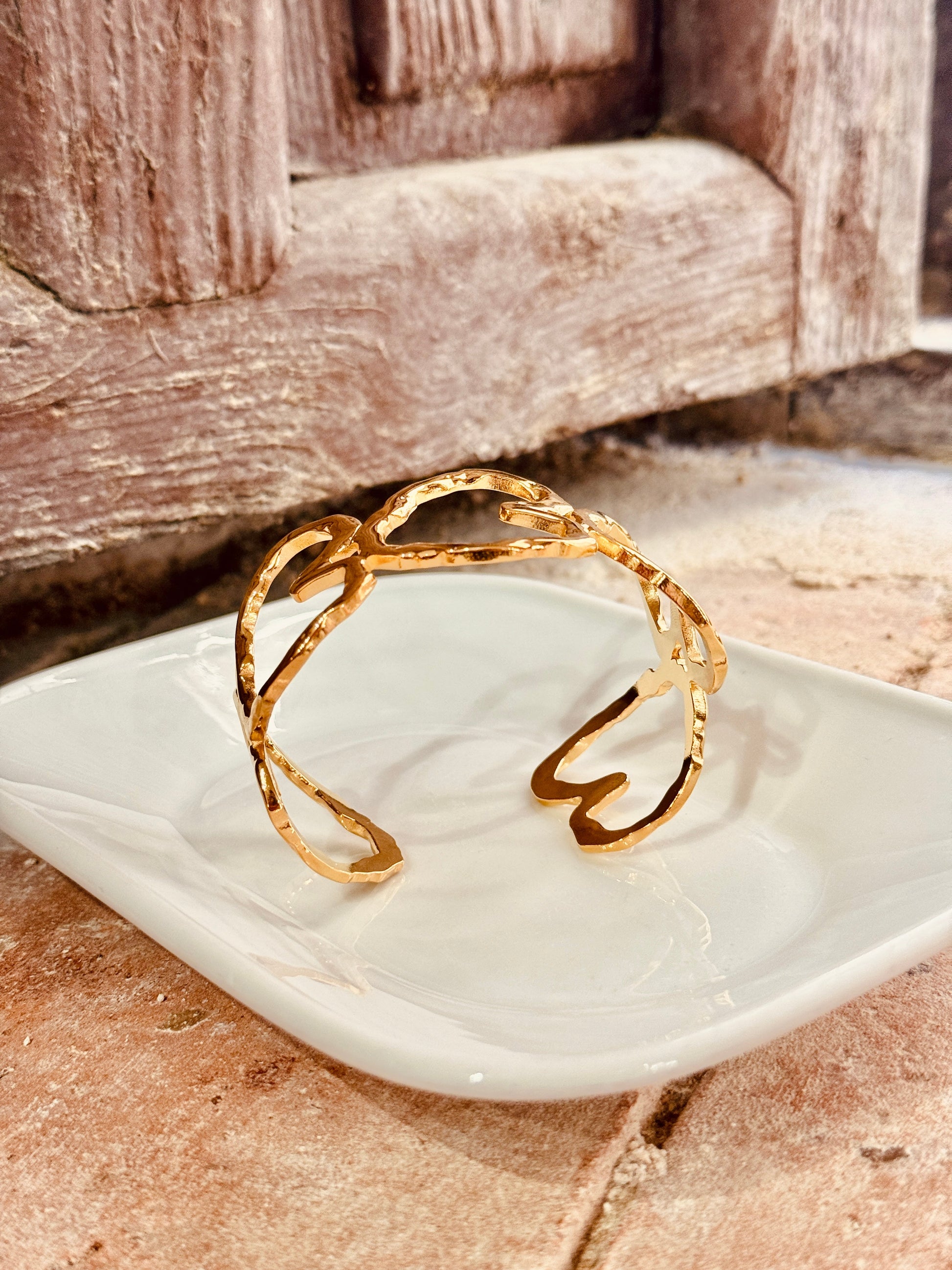 Brazalete de acero inoxidable dorado – Corazones entrelazados Les Trouvailles de Tolède