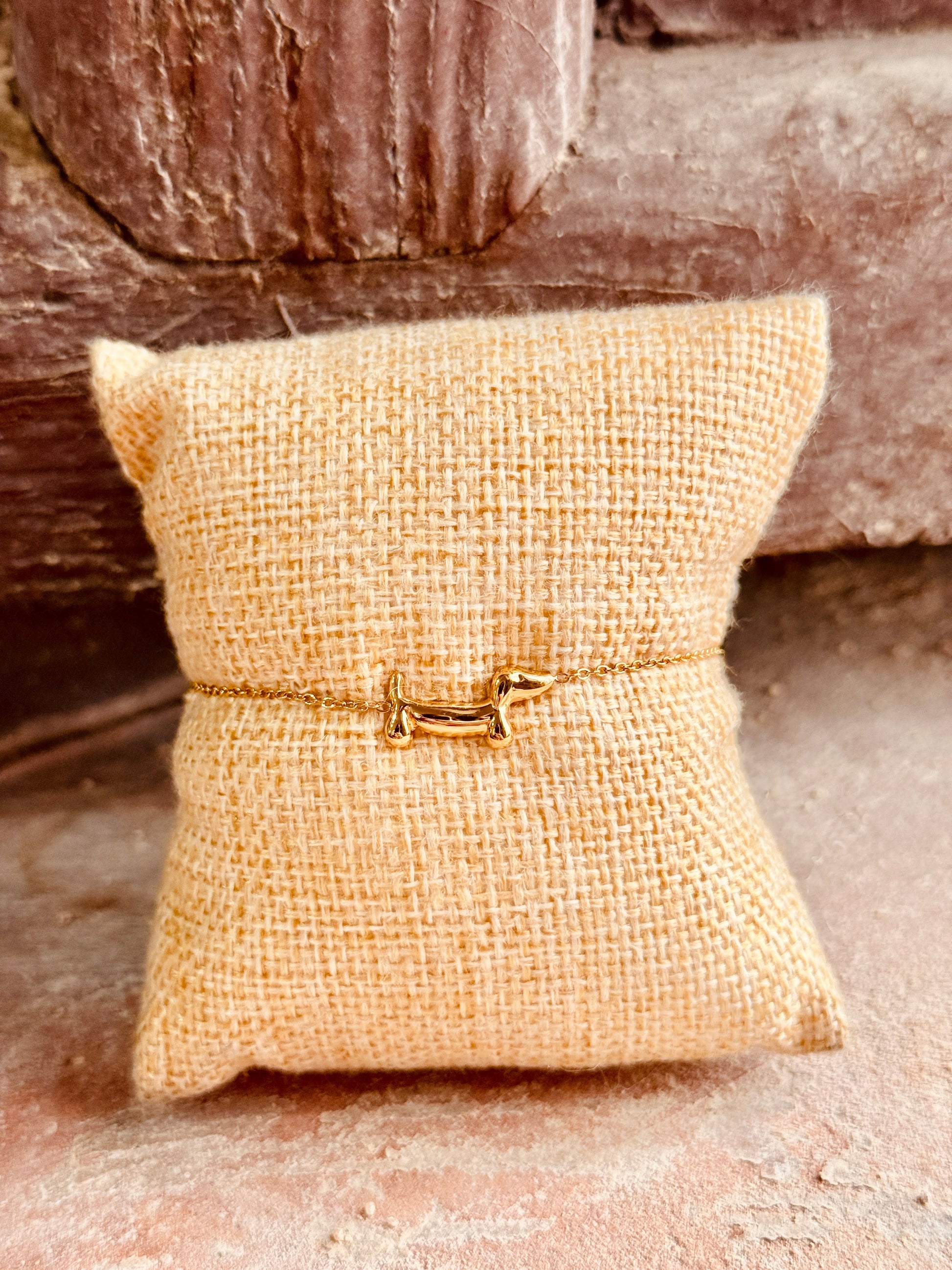 Pulsera Perro Salchicha dorada – Acero inoxidable Les Trouvailles de Tolède