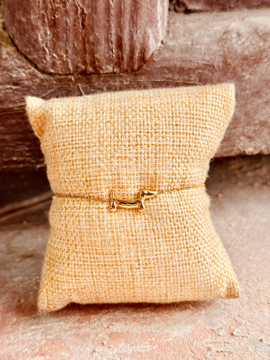 Pulsera Perro Salchicha dorada – Acero inoxidable Les Trouvailles de Tolède