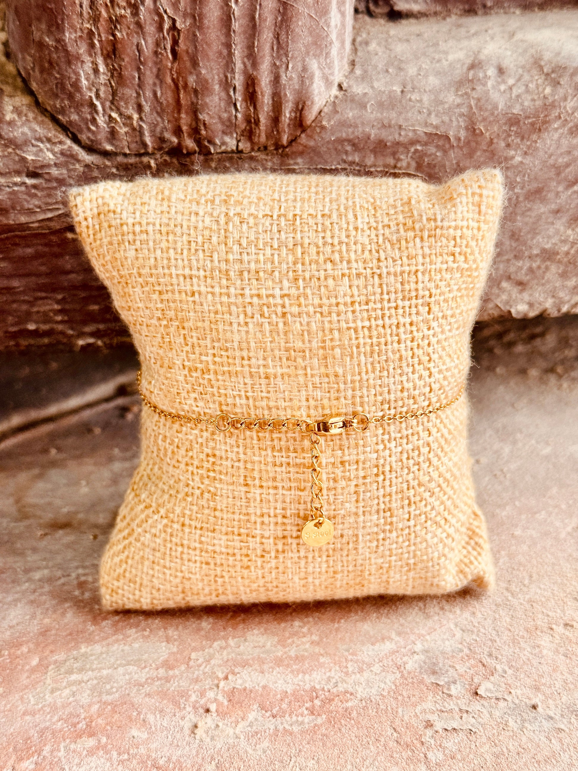 Pulsera Óvalo martillado dorado – Acero inoxidable Les Trouvailles de Tolède