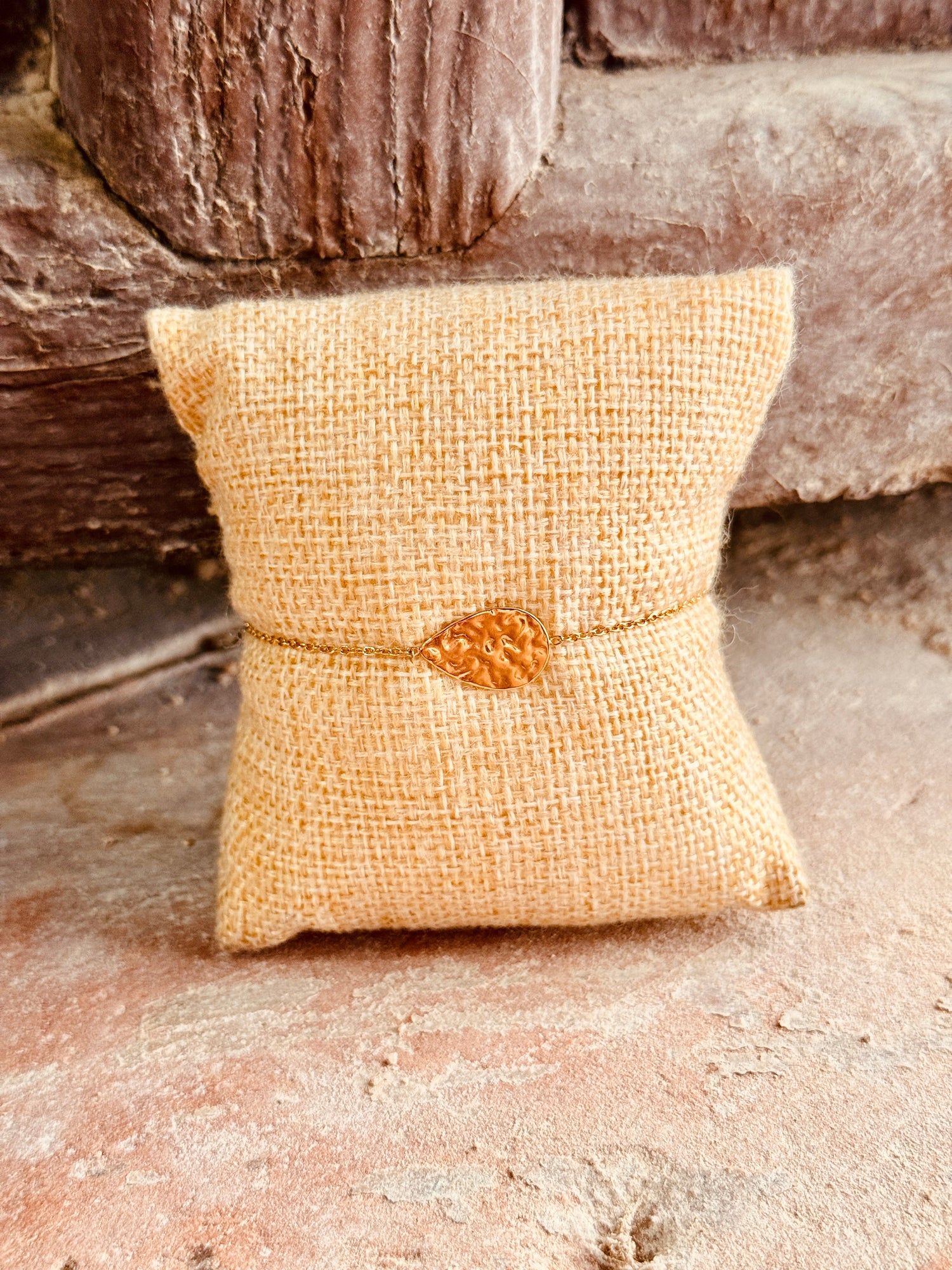 Pulsera Gota de agua martillada – Acero inoxidable dorado Les Trouvailles de Tolède